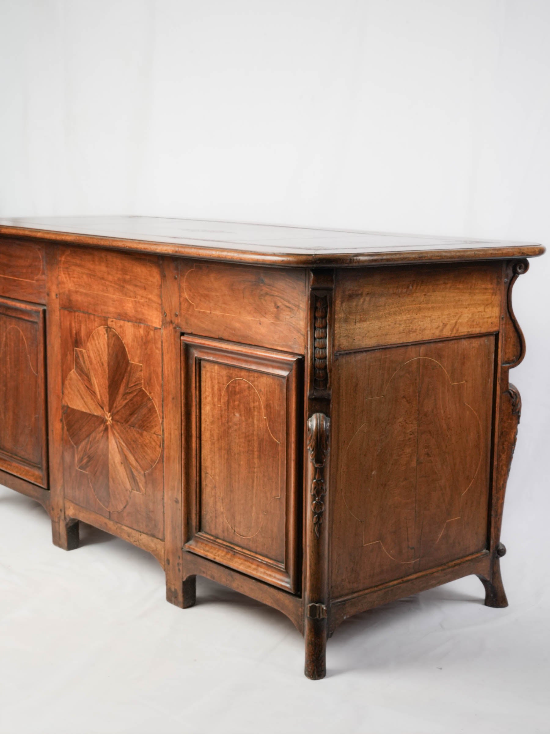 Elegant French Régence Walnut Desk with Marquetry Façade, Early 18th Century - 59"