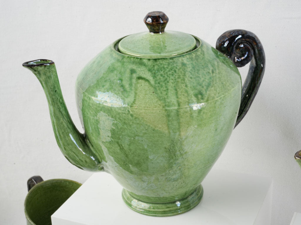 Charming vintage teapot design