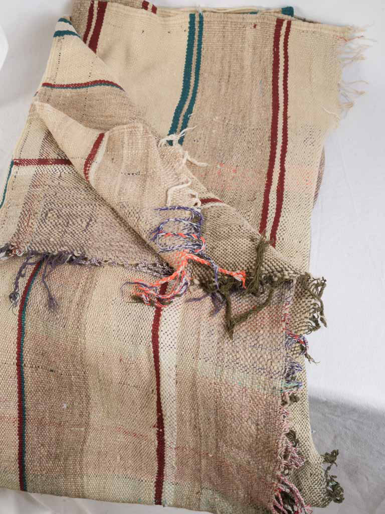 Faded red-green-striped haik