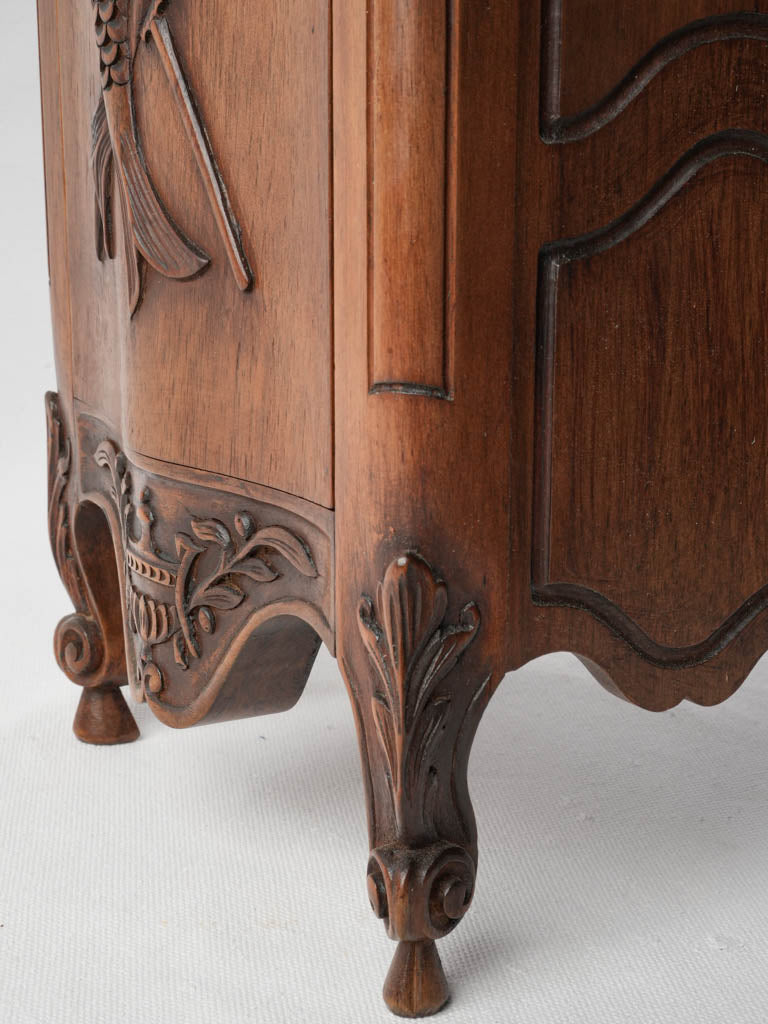 High scalloped back flour storage
