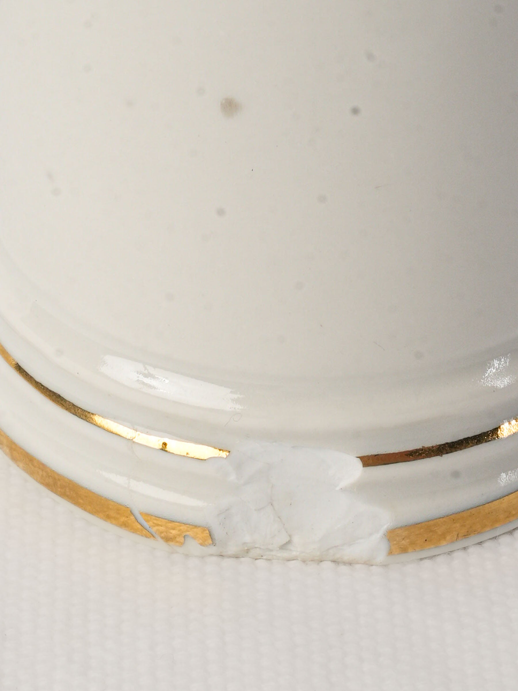 Delicate scroll foliage porcelain container