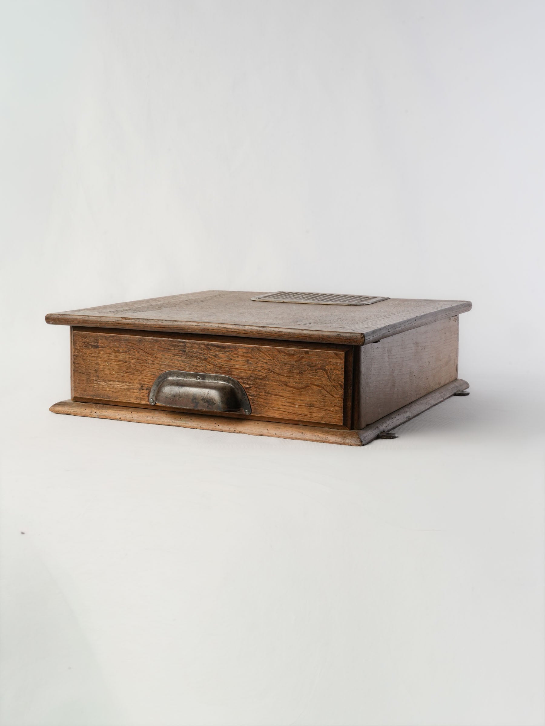 Aged metal fitting cash drawer