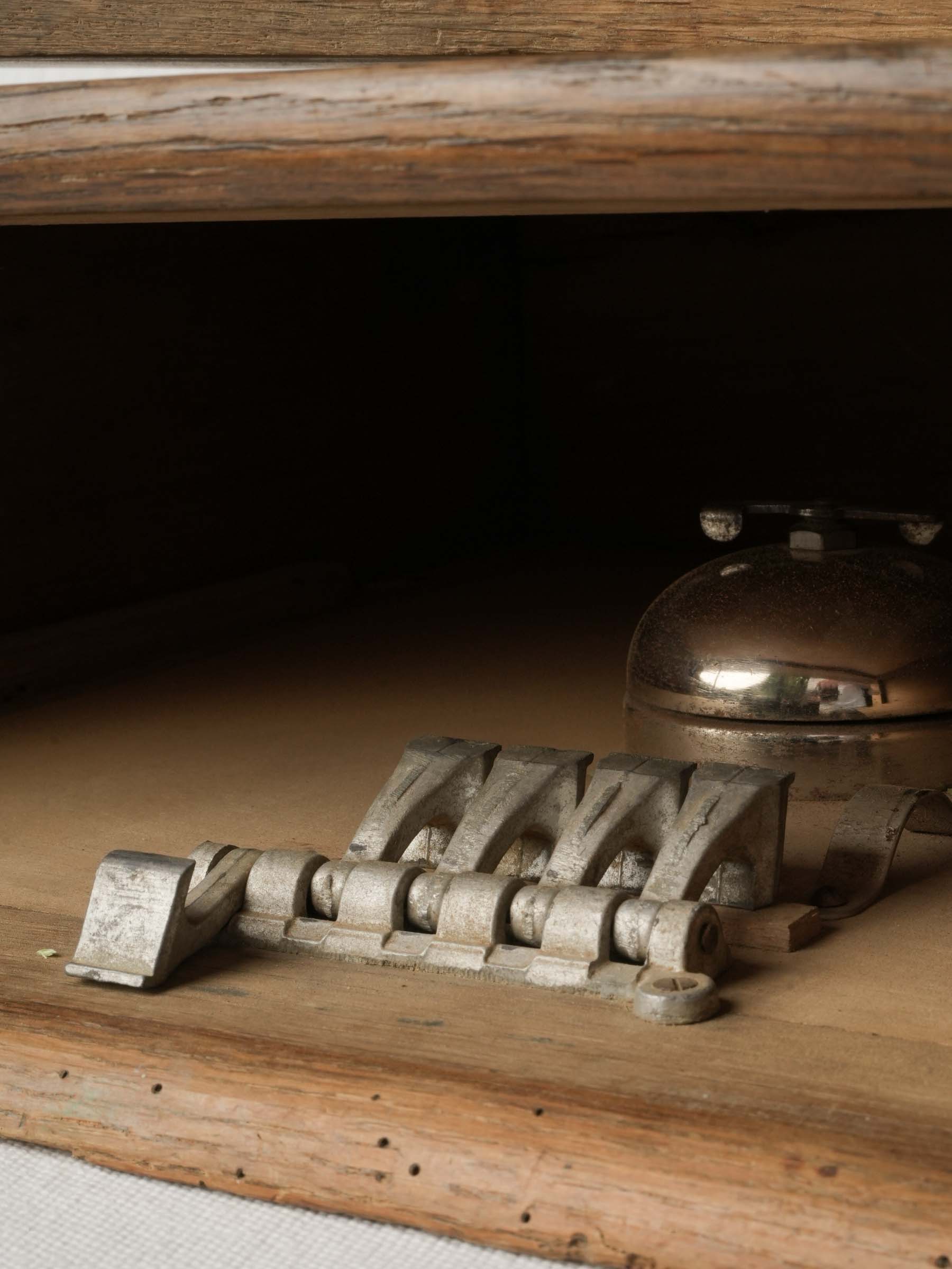 Temperamental bell system cash drawer
