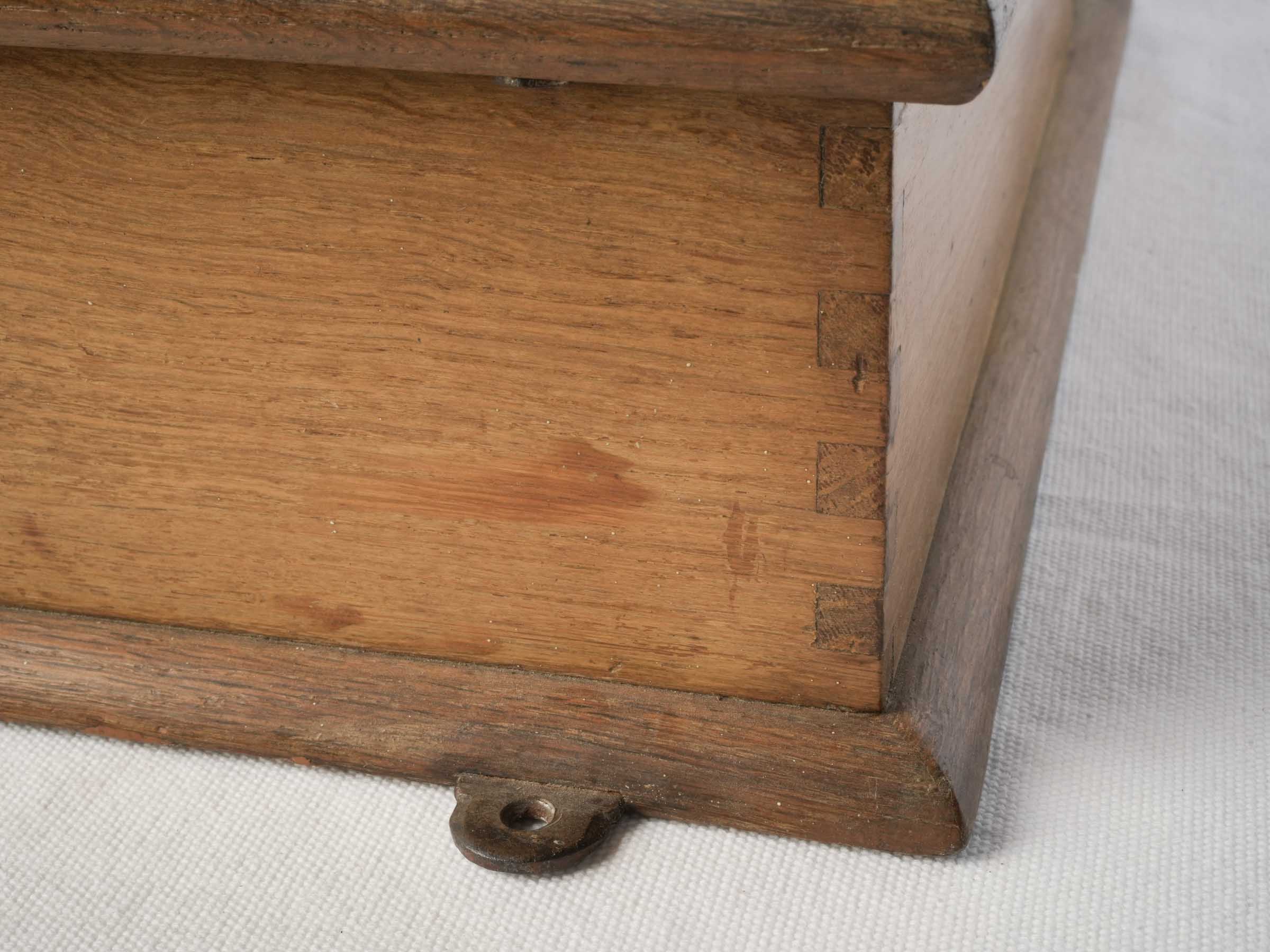 Uncommon mechanical locking cash drawer