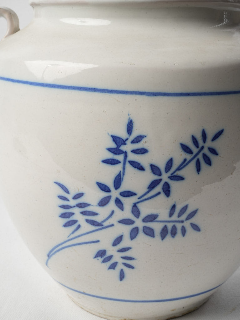 Rounded two-handled ceramic