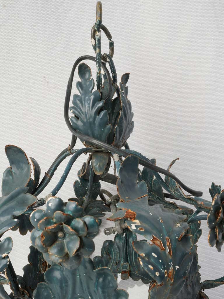 Sculptural scalloped border light fixture