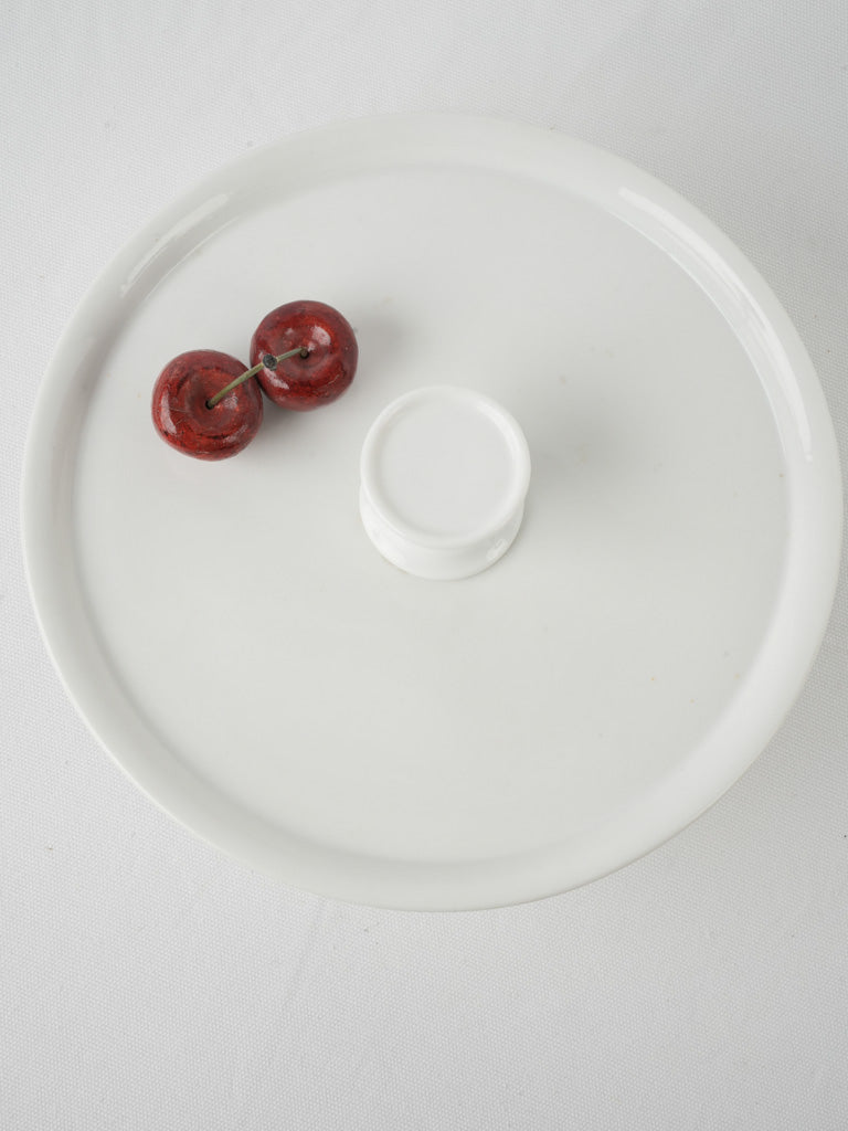 Elegant white French viennoiserie server