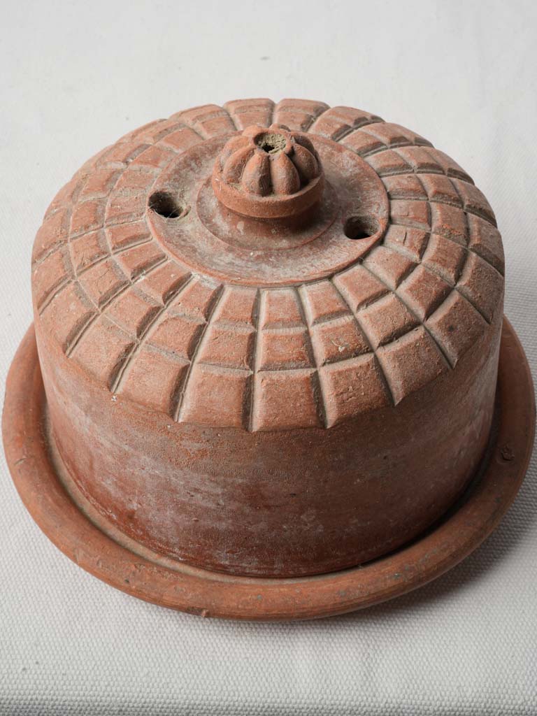 Sculpted knob pottery lid