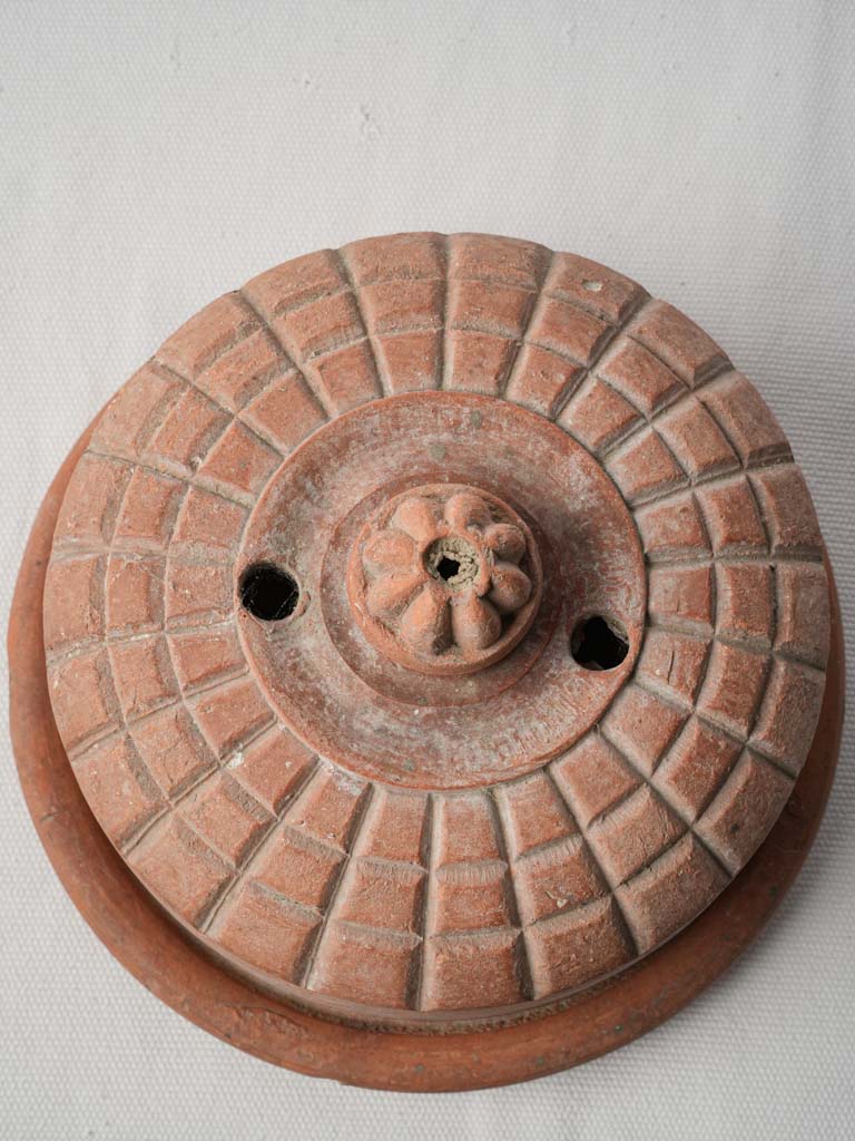 Radiating pattern domed lid