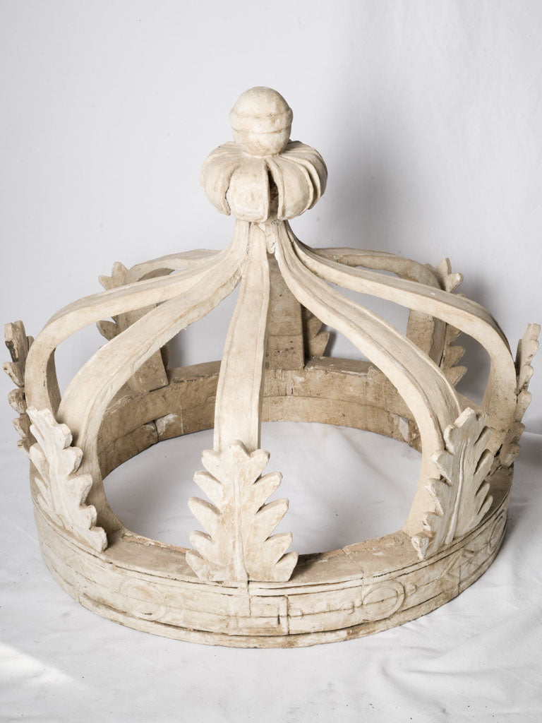 Sculptural openwork wood corona