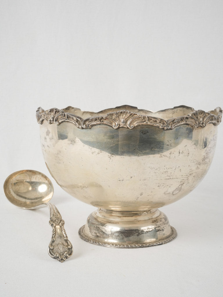 Intricate crenellation-patterned edge glassware chiller