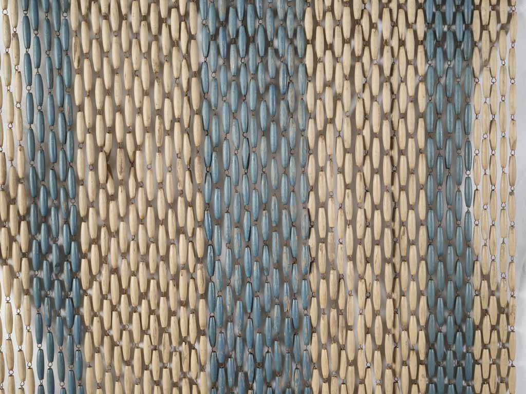 Charming pointed arch motif screen