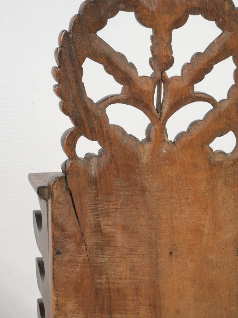 Aesthetic Provençal kitchen carvings