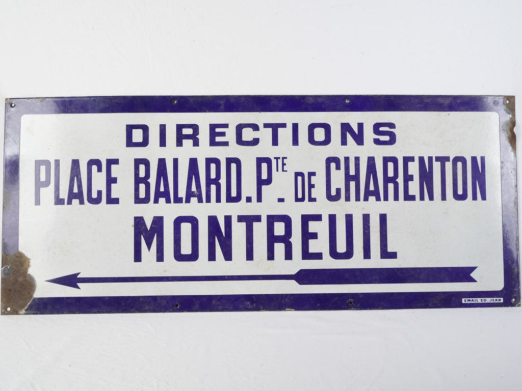 Glossy Art Deco direction sign