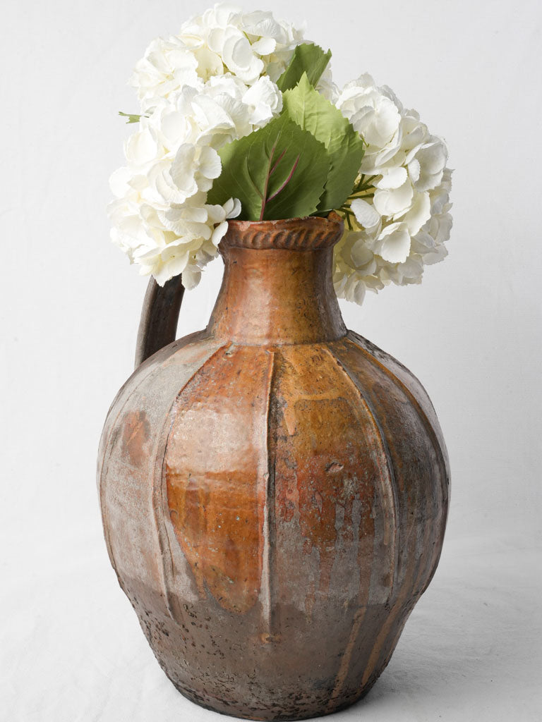 Elegant ribbed terracotta container