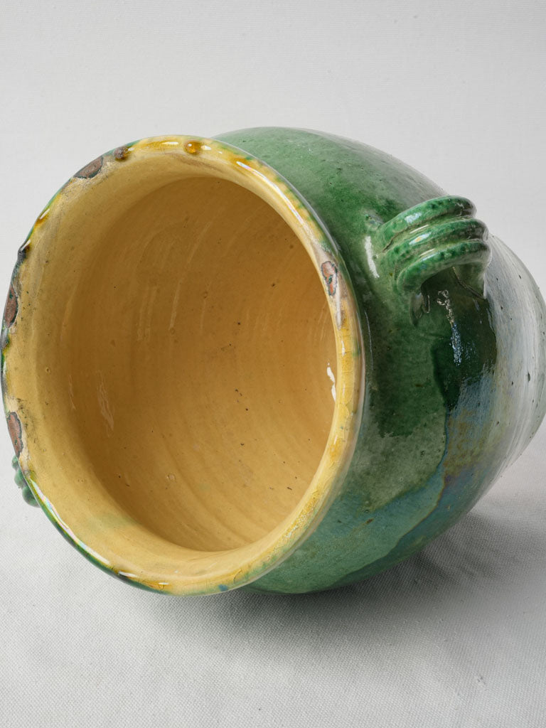 Elegant ribbed handle pot
