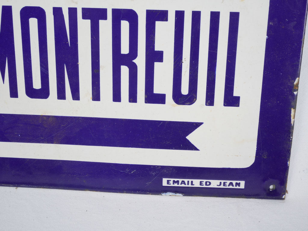Patina-rich steel directional sign