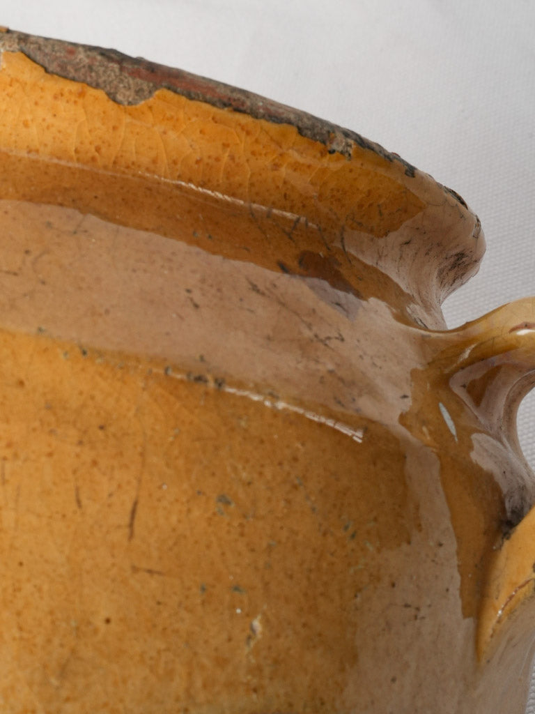Utilitarian decor pottery piece