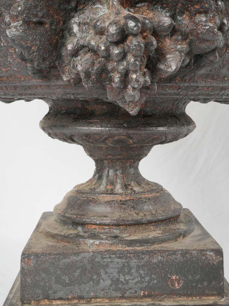 Val D'Osne Classic Cast Iron Urn