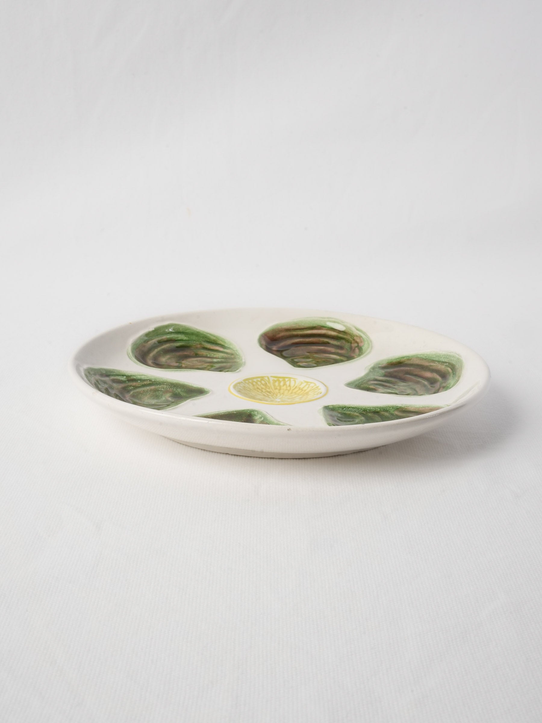 Expressive green-brown oyster decor