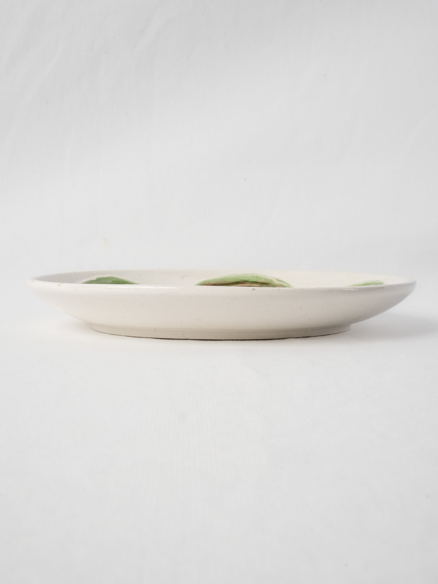 Glossy white shell motif plate