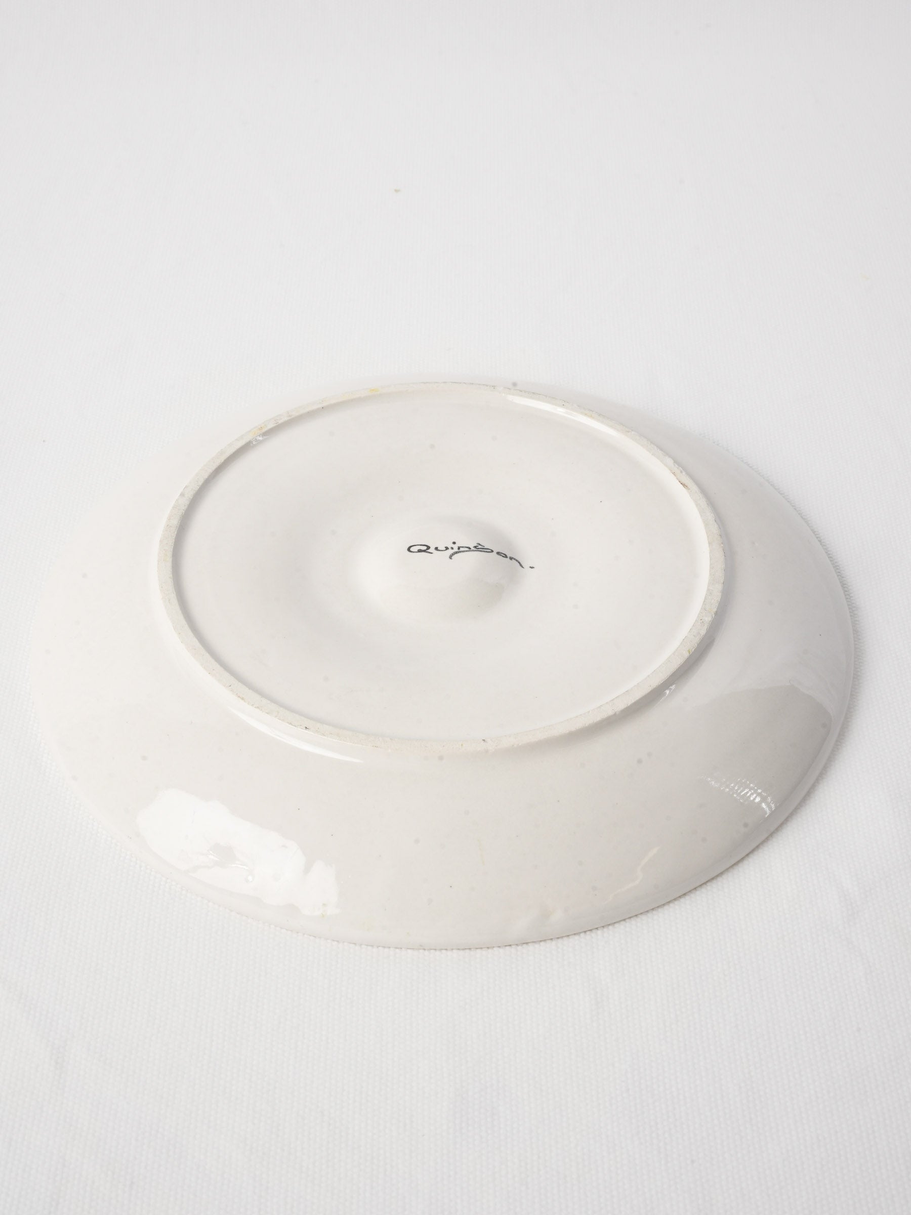 Decorative chipped rim tableware