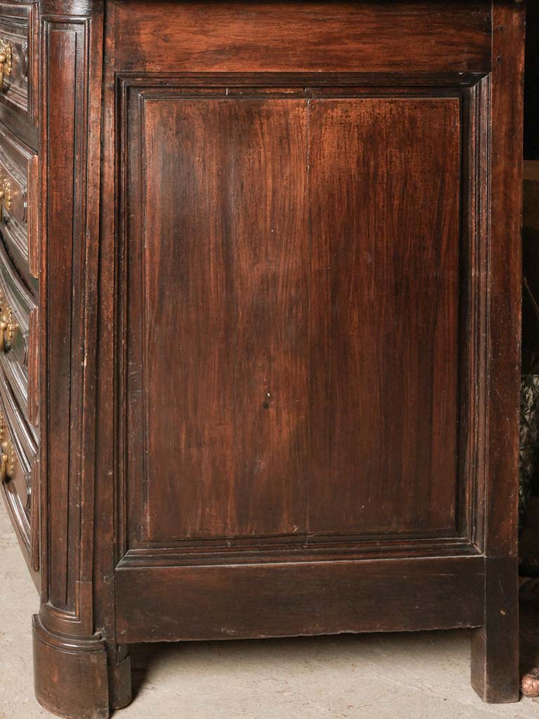 Elegant 18th century daisy handle commode