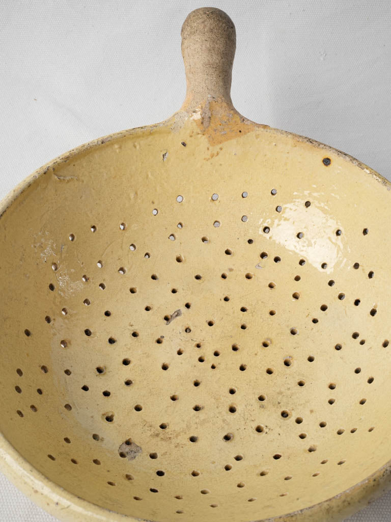 Bicolored charming ceramic kitchenware