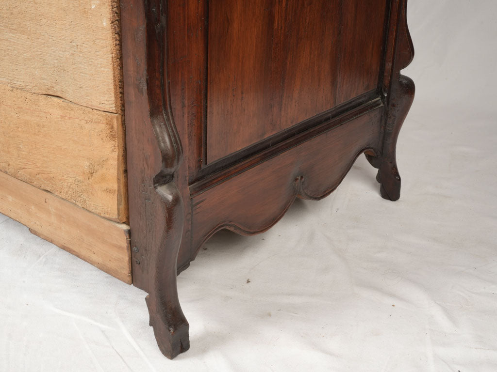 Sophisticated architectural presence commode