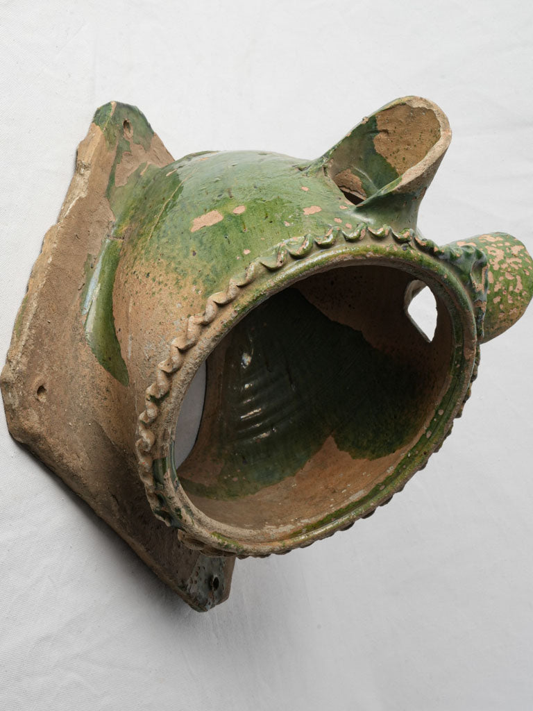 Playful sculptural mouse detail