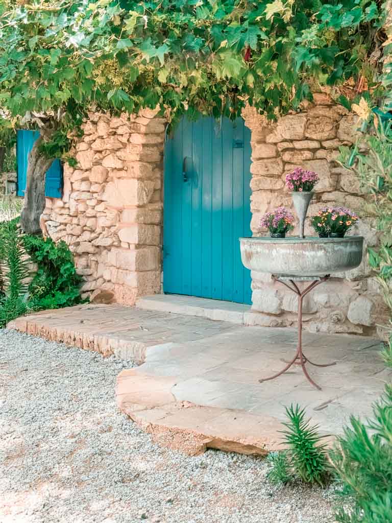 Sculptural russet finish planter