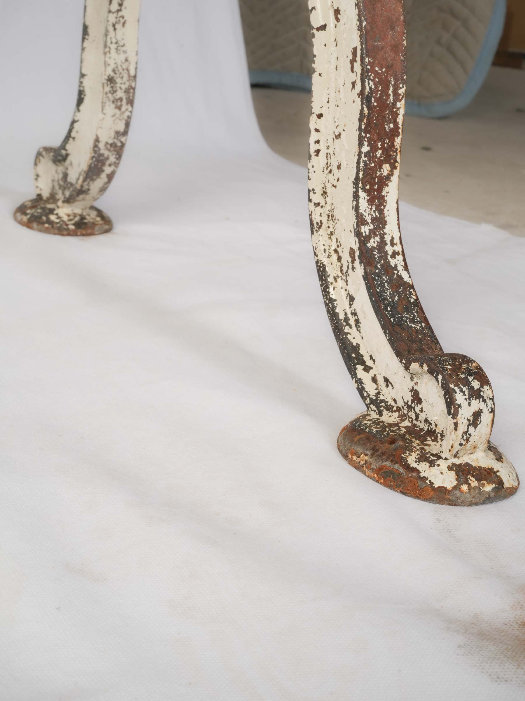 Patina-rich narrow slab table