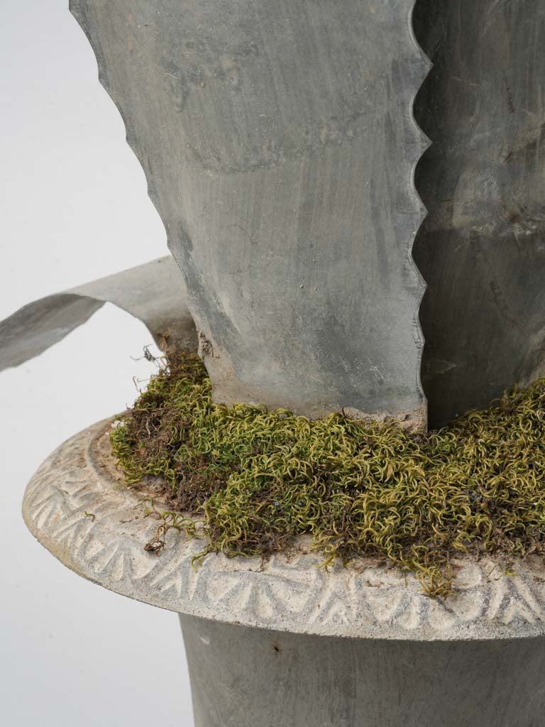 Intricate scalloped leaf feature