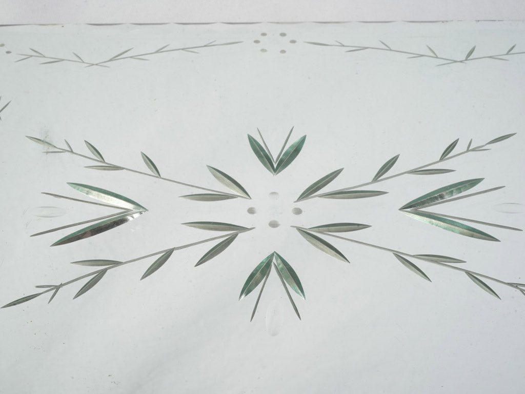 Refined leaf-patterned glass tray