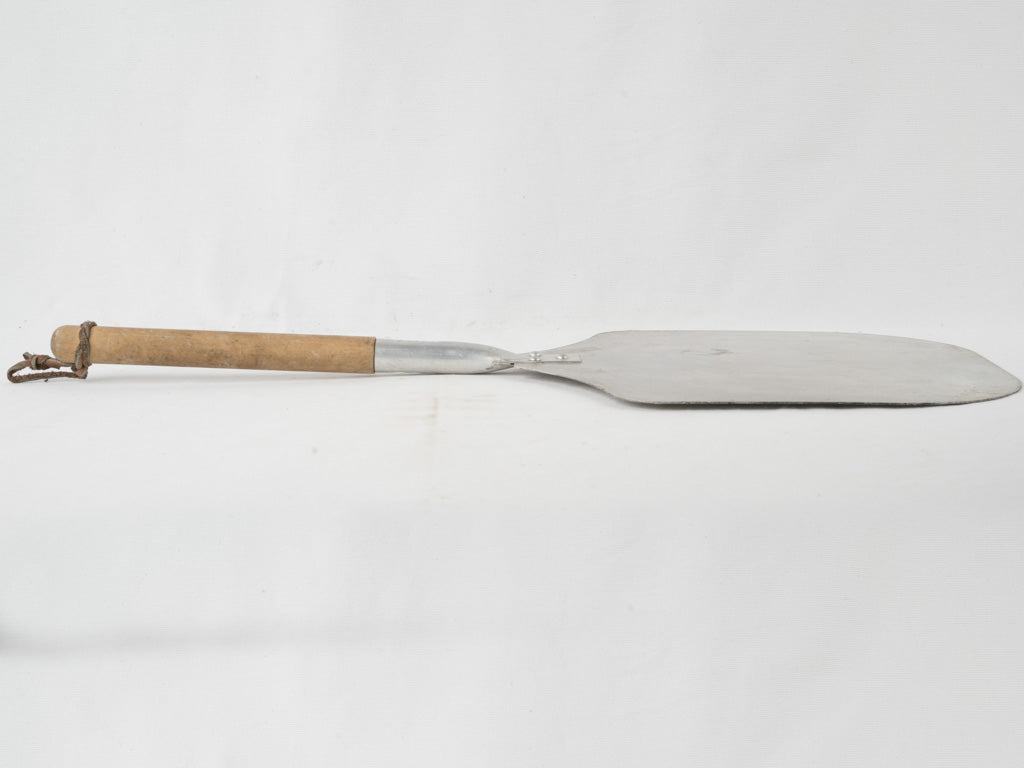 Timeless stainless steel pizza lifter