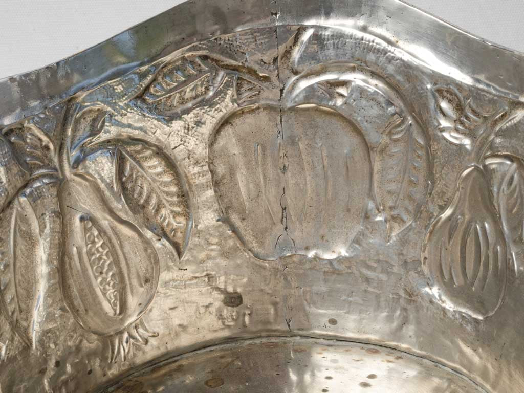 Undulating rim stylish ice bucket