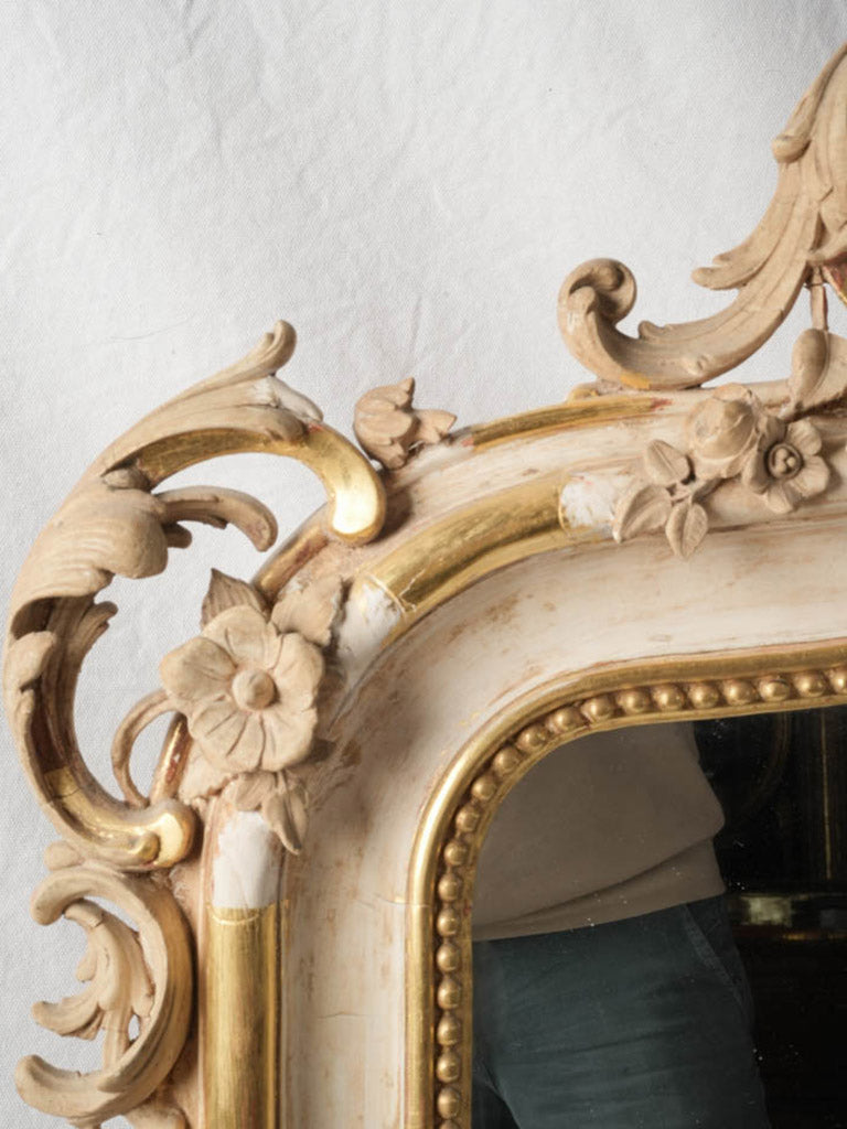 Vintage opulent cresting wall decor