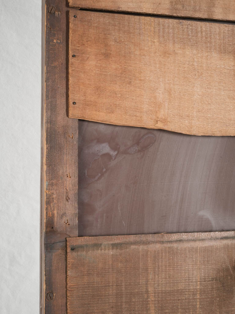 Structured vertical silhouette mirrors