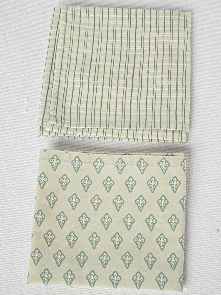 Vintage green patterned serviettes