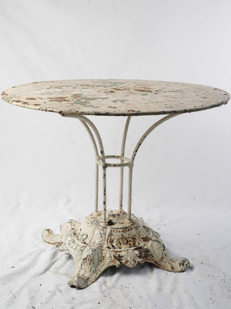 Classic round patio table  