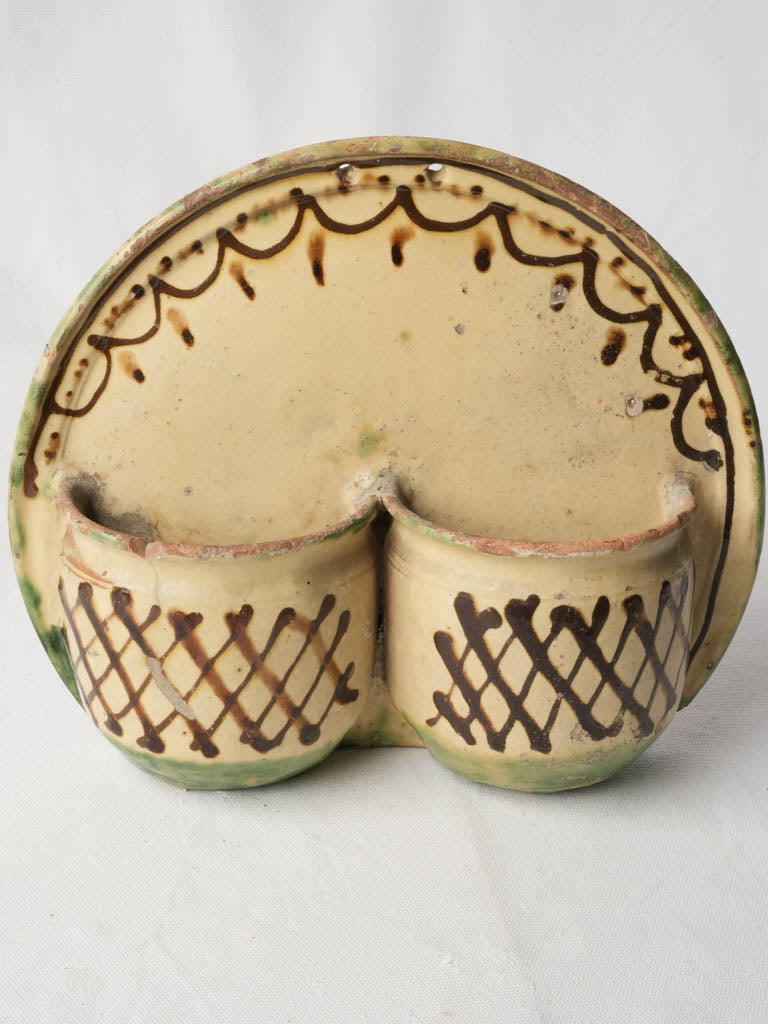 Scalloped frieze accent cutlery keeper