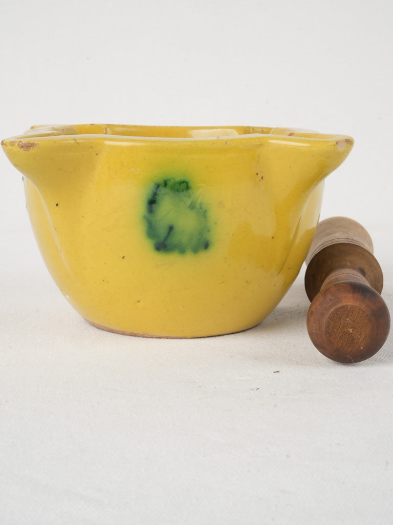 Striking yellow pottery mortar set