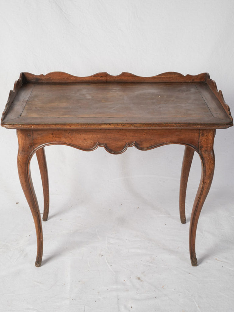 Charming chestnut-brown tone table