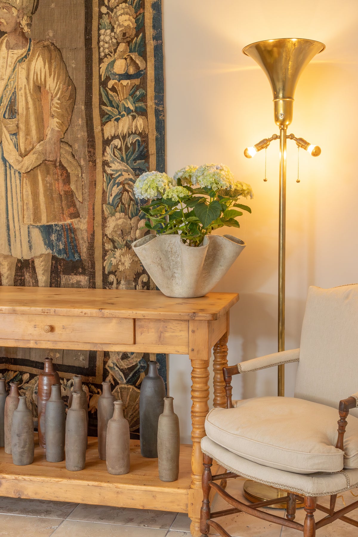 Italian chic tulip-shaped lamp pair