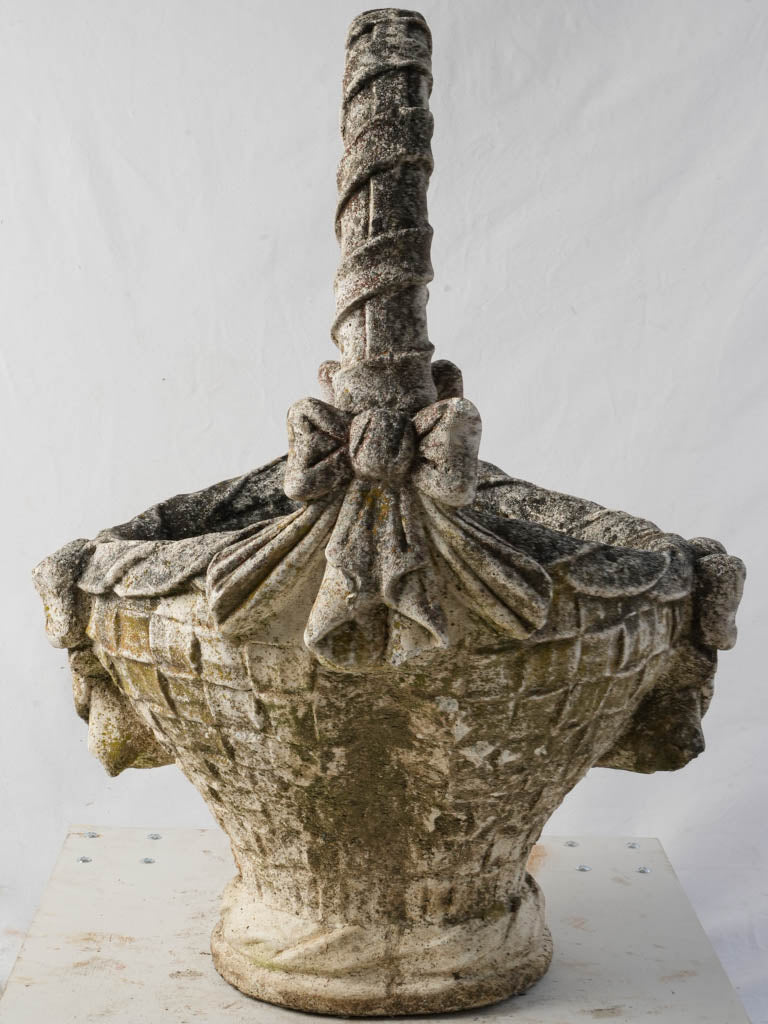 Intricate bow-detailed planter design