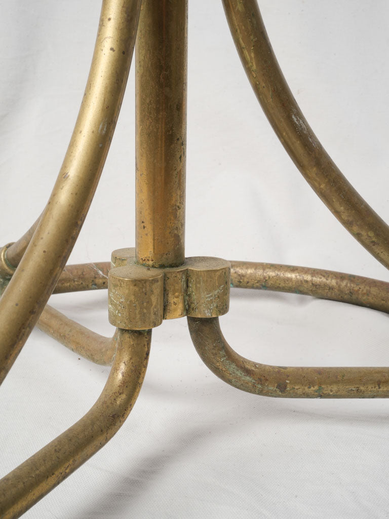 Sinuous line garment stand