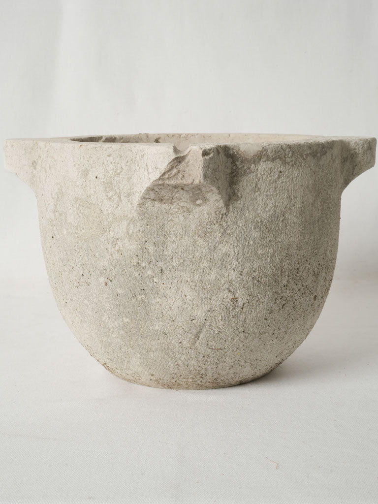 Heavy, grooved pour spout mortar