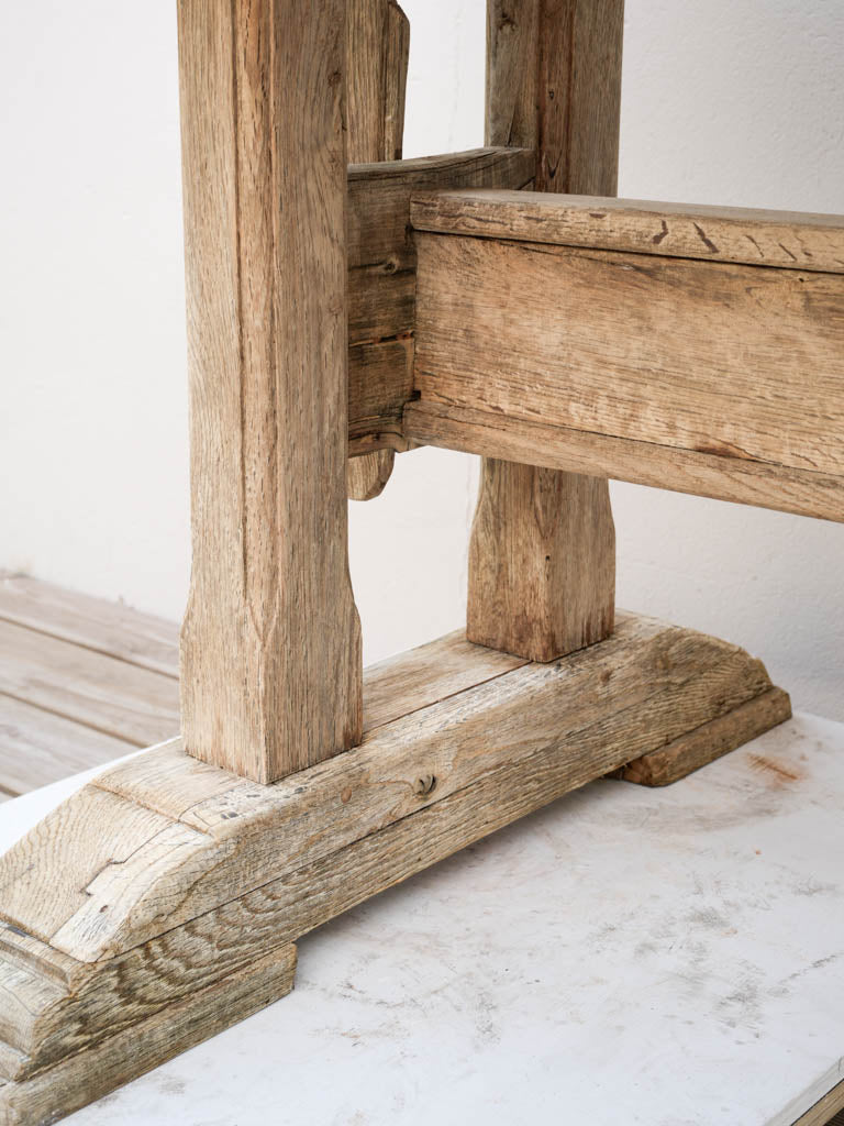 Robust oak timeless table