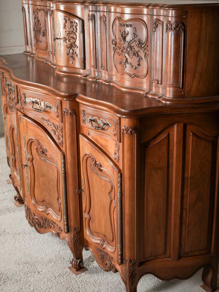 Masterfully crafted buffet glissant