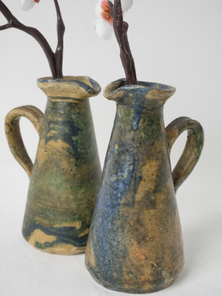 Charming small-scale sauce pitchers